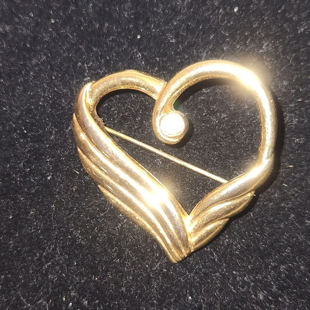 Vintage JJ Jonette Jewelry Gold Tone Winged Heart Rhinestone Brooch Pin